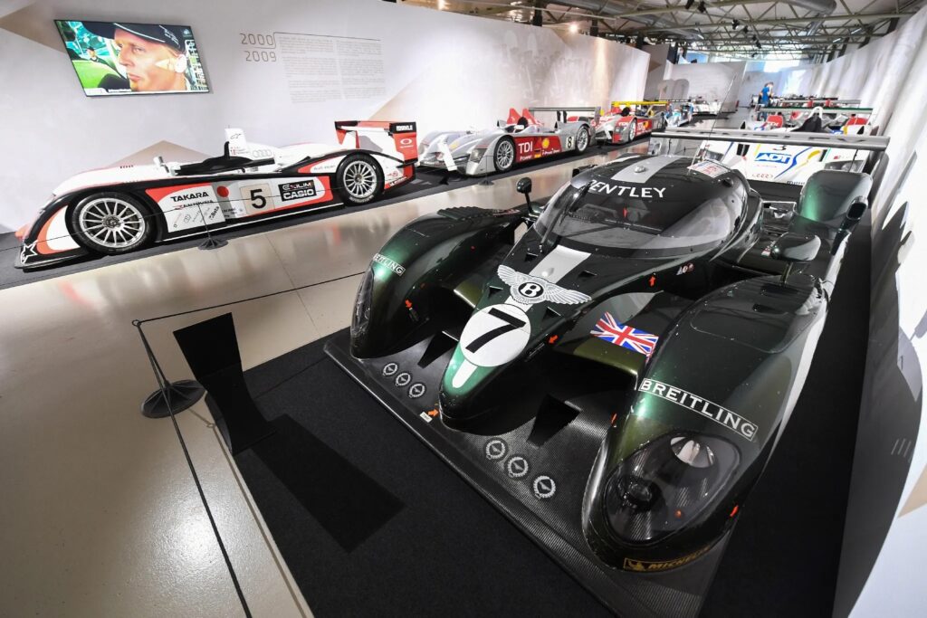 Une photo montrant une Bentley EXP Speed 8 verte, une voiture de course moderne qui a remporté les 24 Heures du Mans en 2003, exposée au musée des 24 Heures du Mans.