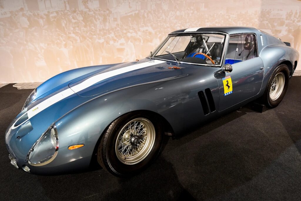 Une photo montrant une Ferrari 250 GTO argentée, une voiture de course mythique des années 1960, exposée au Musée des 24 Heures du Mans