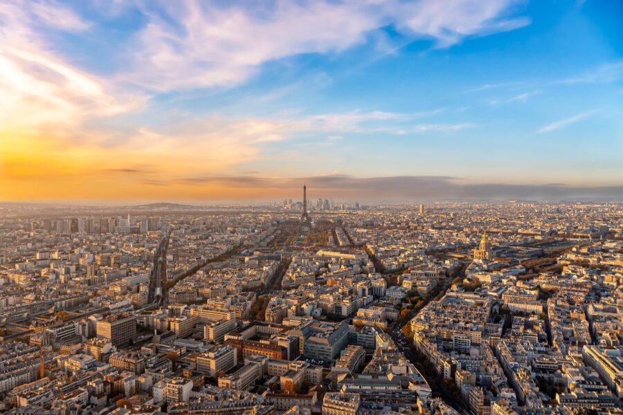 Vue panoramique sur Paris depuis la terrasse de la tour Montparnasse, pendant le crépuscule, avec la Tour Eiffel et les rues de Paris