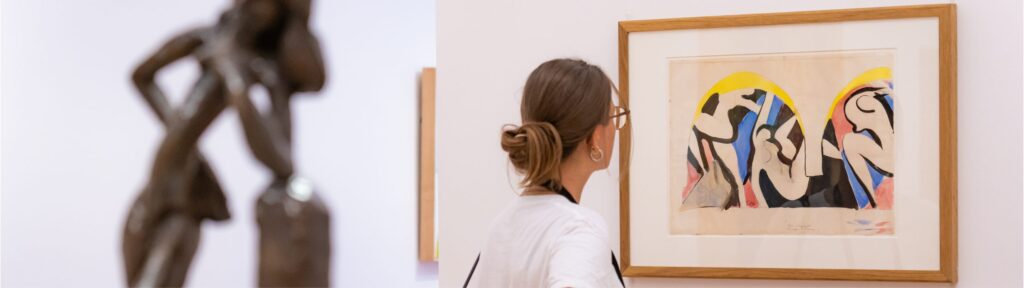 Une photo d’une femme qui regarde attentivement un tableau de Matisse, dans le Musée Matisse de Nice.
